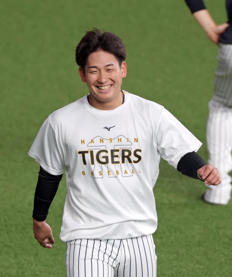 笑顔を見せ練習する伊原（撮影・立川洋一郎）