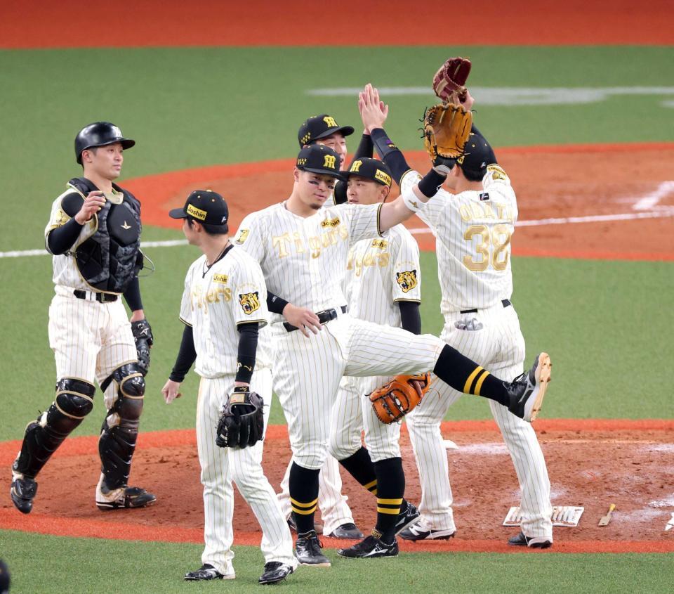 　接戦を制し、マウンドに集まって勝利を喜び合う佐藤輝（中央）ら阪神ナイン（撮影・立川洋一郎）