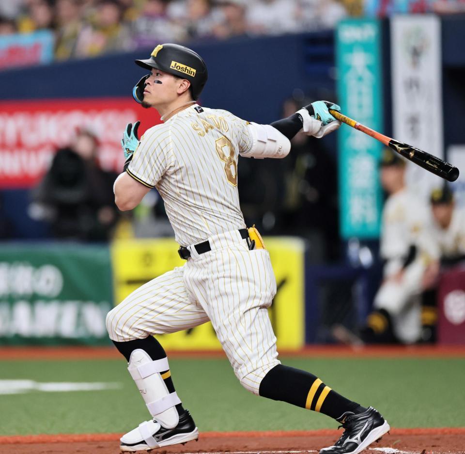 １回、適時打を放つ佐藤輝（撮影・田中太一）