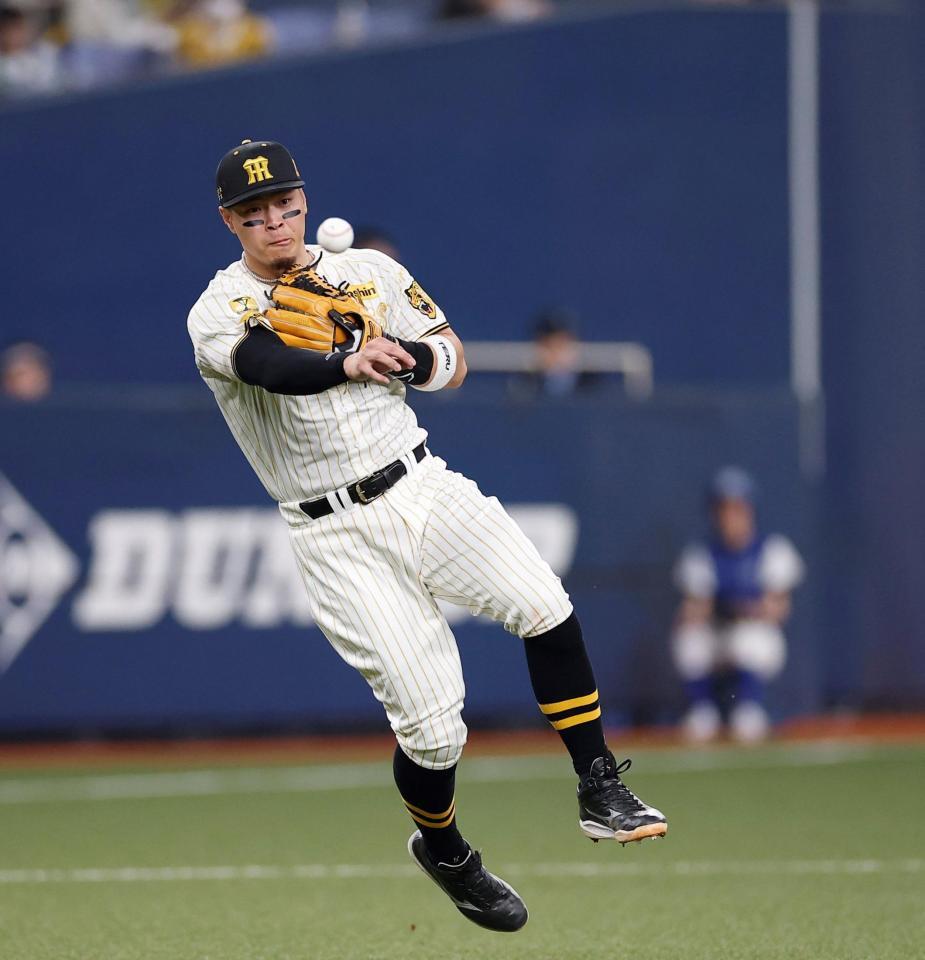 ４回、牧の打球を軽快にさばく佐藤輝（撮影・西田忠信）