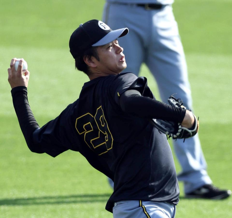 キャッチボールする高橋（撮影・山口登）