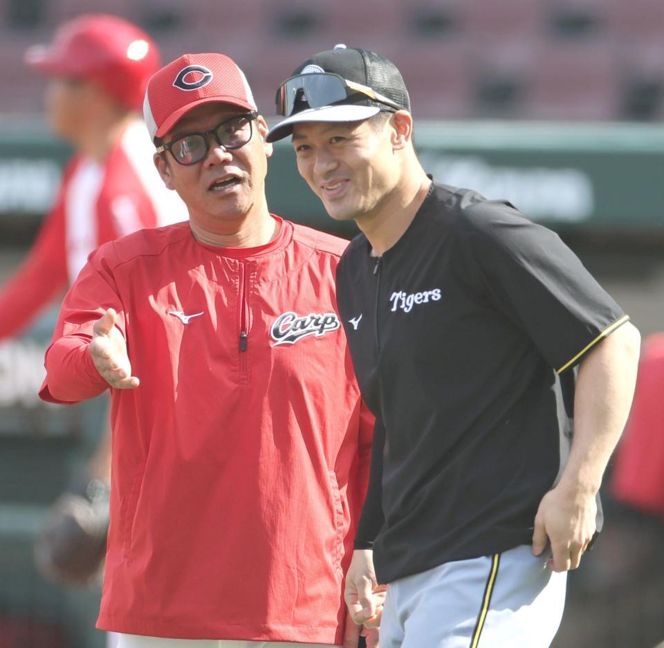 藤井ヘッドコーチと話をする坂本（撮影・田中太一）