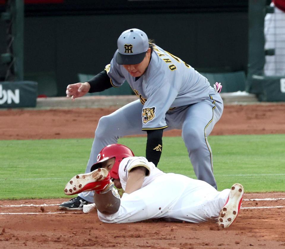 １回、中村奨は右前を放つもオーバーランしタッチアウトになる（撮影・山口登）