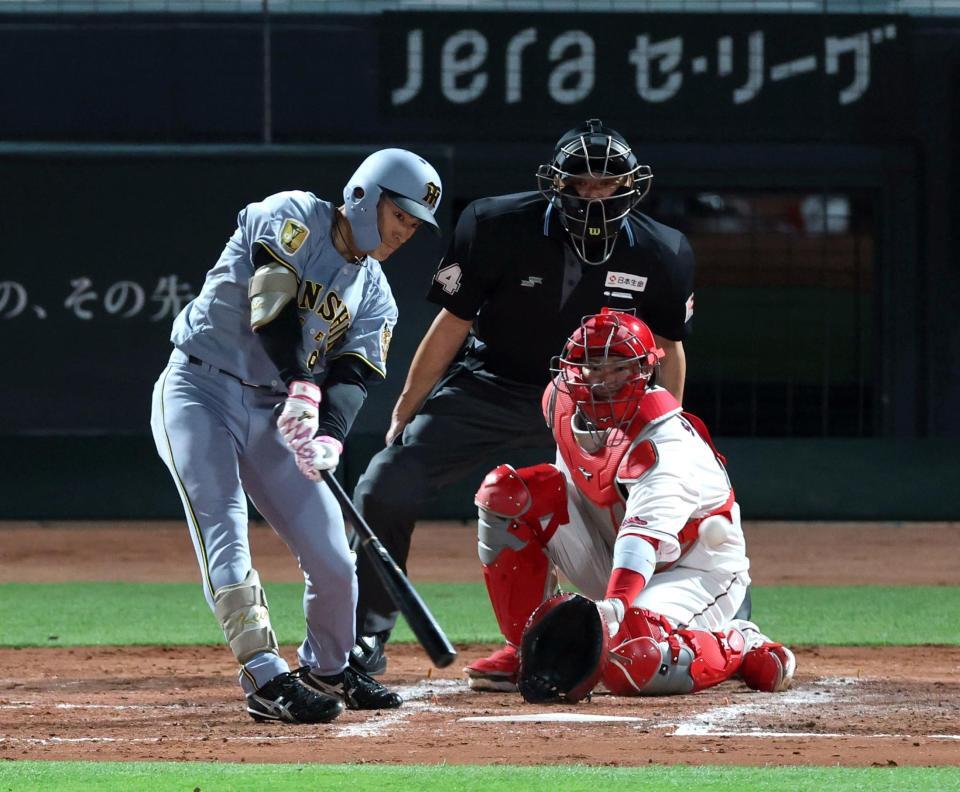 ５回、左翼線に二塁打を放つ福島（捕手・坂倉）＝撮影・山口登