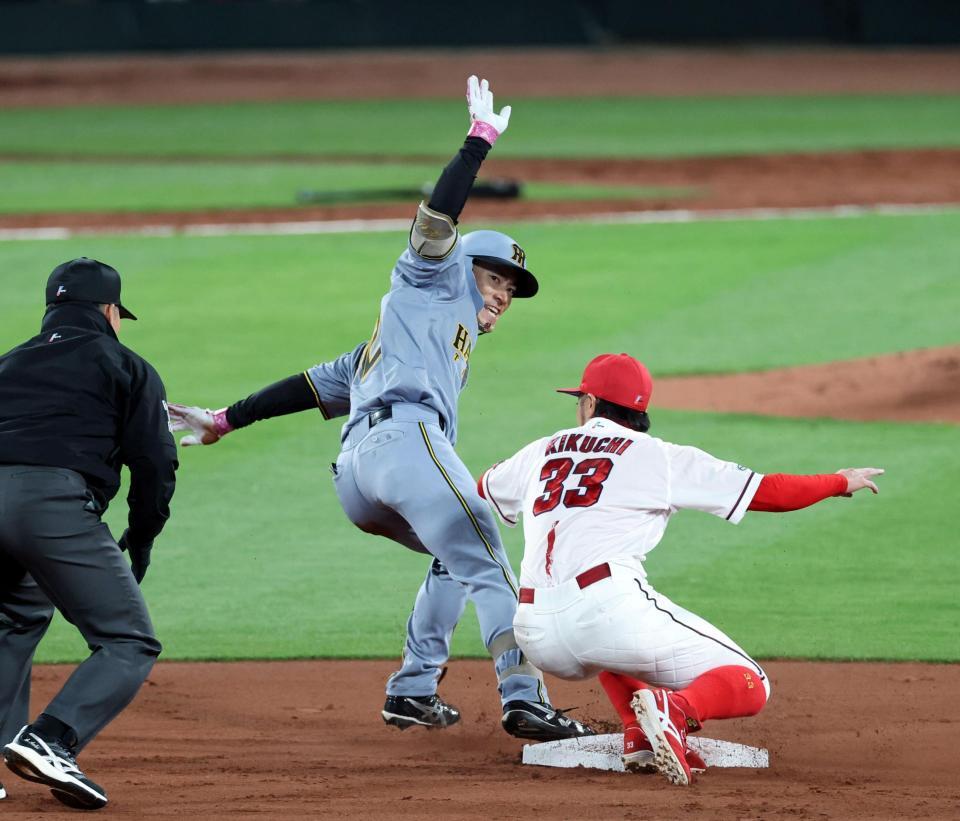 ５回、左翼線に二塁打を放つ福島（撮影・山口登）