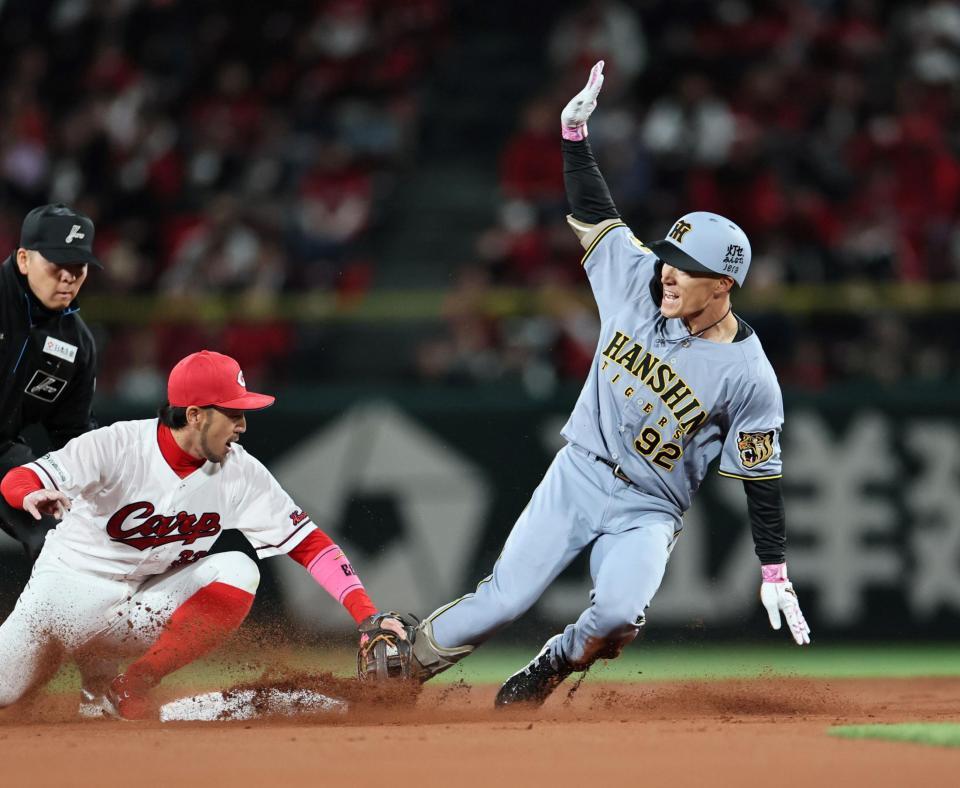 ５回、プロ初安打を放った福島は二塁へすべり込む。二塁手は菊池（撮影・田中太一）