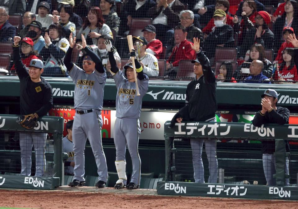 ５回、森下（左から２人目）ら阪神ナインはプロ初安打を放った福島を祝福する（撮影・山口登）