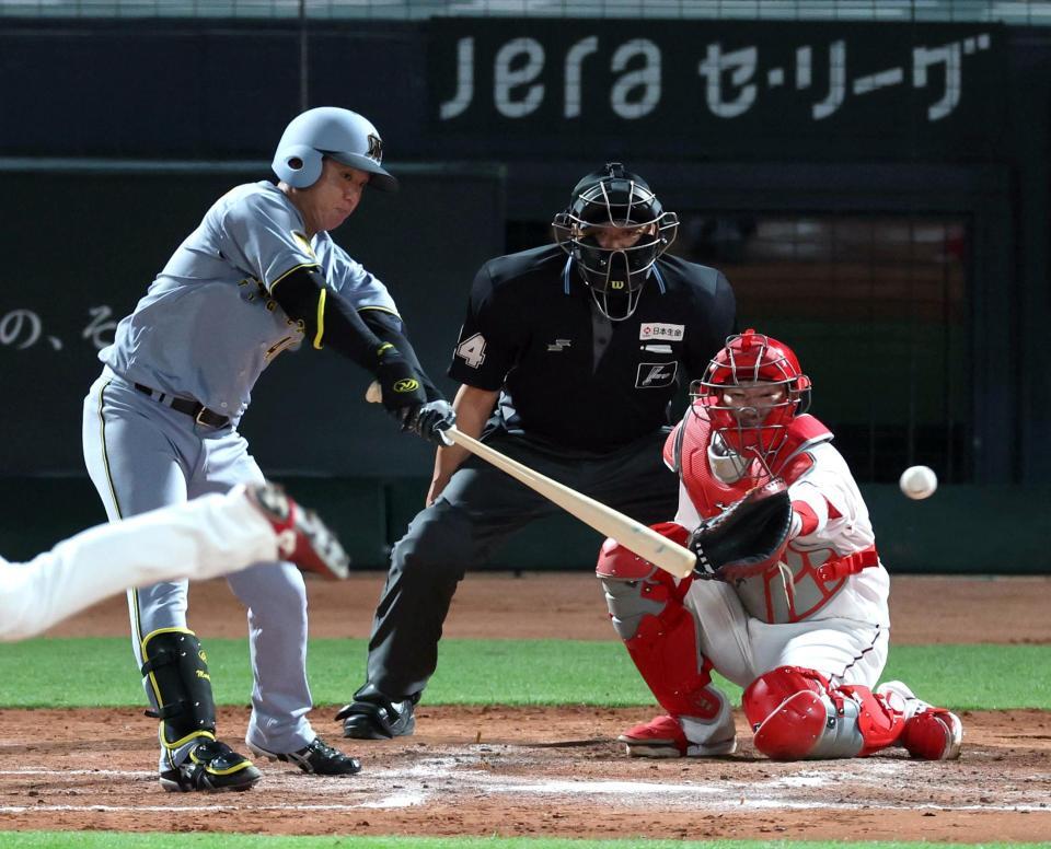 ７回、７回を放つ村上（撮影・山口登）