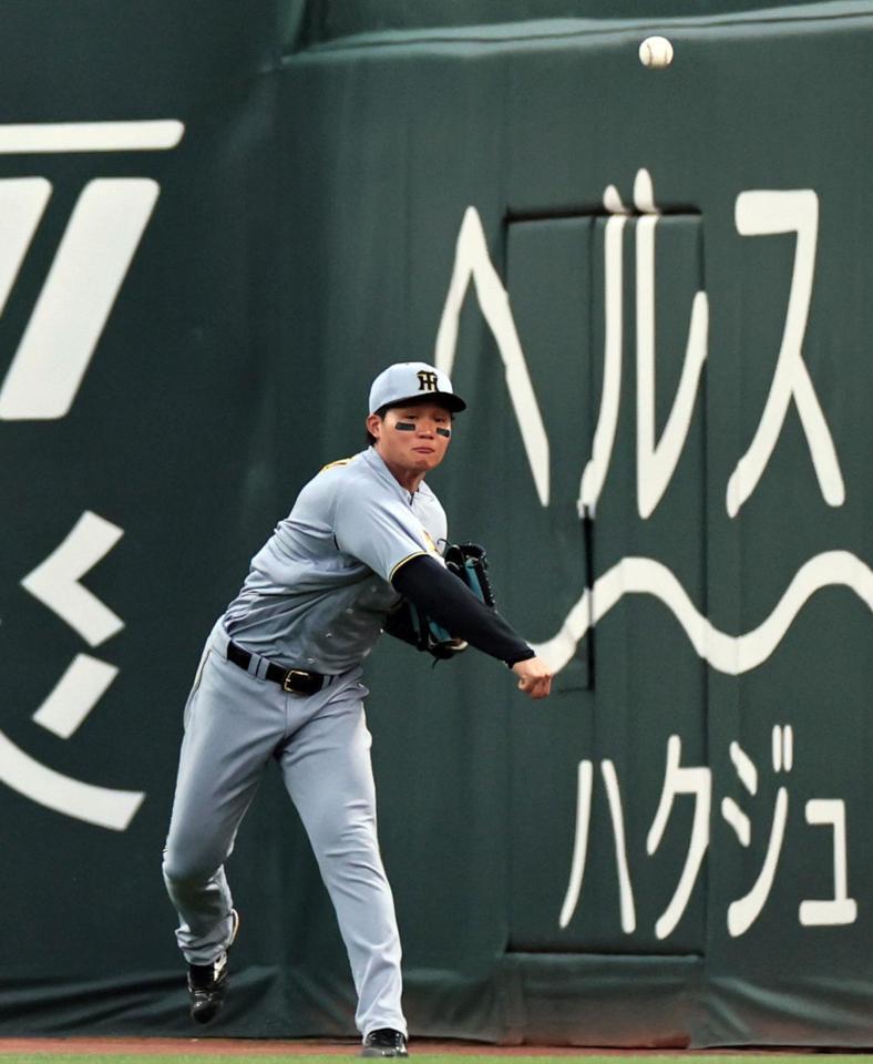 １回、中村奨の打球を一塁へ送球し、アウトにする森下（撮影・田中太一）