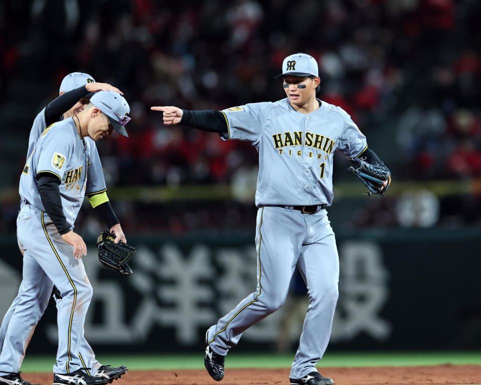 勝利に貢献した森下はプロ初安打の福島と喜び合う（撮影・田中太一）