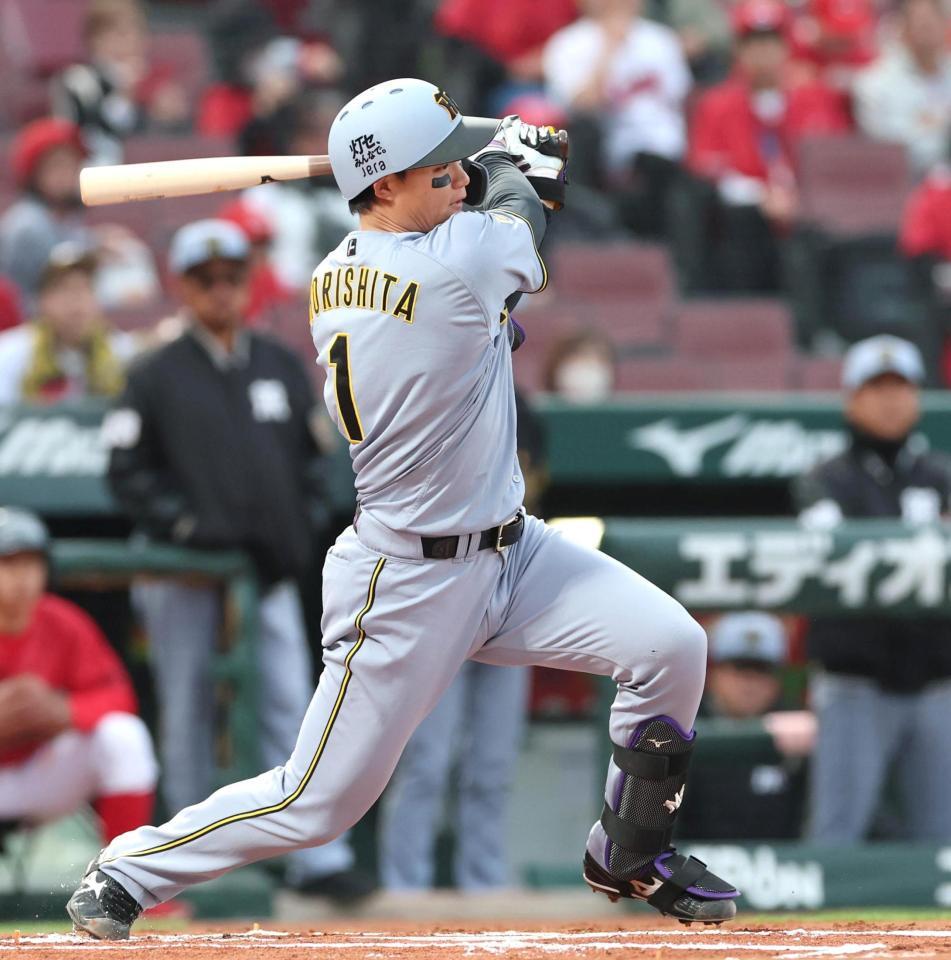 １回、先制となる適時打を放つ森下（撮影・北村雅宏）