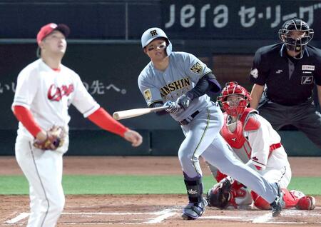 　６回、床田（手前）から二塁打を放つ森下