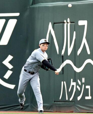 　１回、中村奨の打球を一塁へ送球し、アウトにする森下