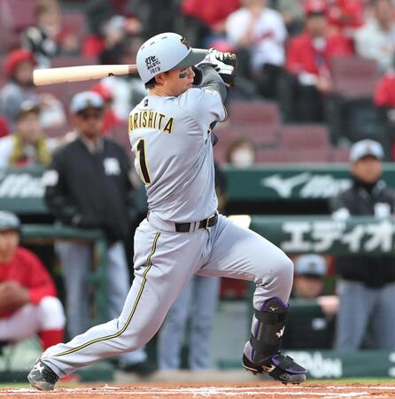 １回、先制となる適時打を放つ森下（撮影・北村雅宏）