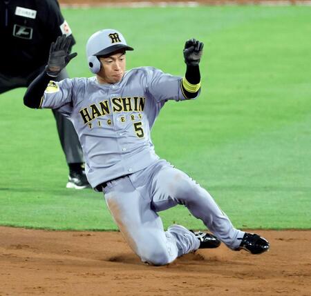 　９回、盗塁を決める近本（撮影・山口登）