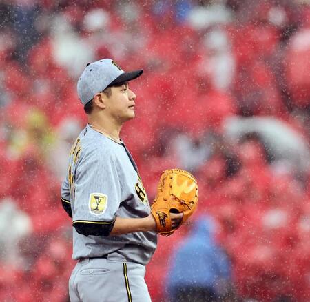 ５回、大竹はマウンドに立つも、雨で中断となる（撮影・田中太一）