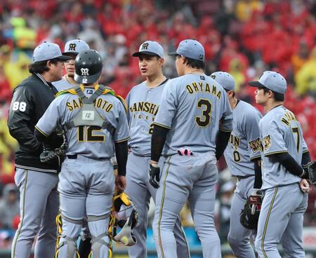 ４回、モンテロに勝ち越し犠飛を浴びた大竹（中央）のもとに集まる阪神ナイン（撮影・北村雅宏）