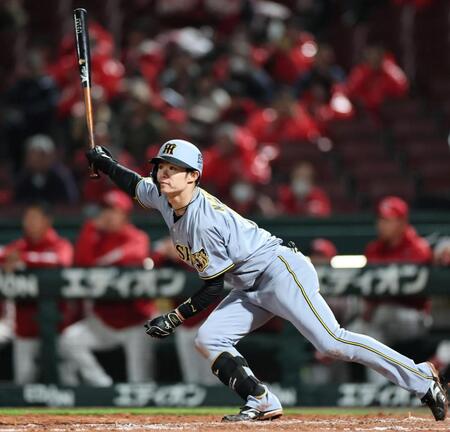 ９回、同点適時打を放つ中野（撮影・田中太一）