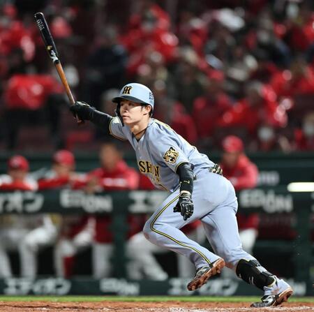 ９回、同点適時打を放つ中野（撮影・田中太一）