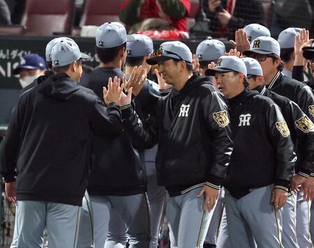 広島に勝利しナインとタッチする藤川監督（撮影・山口登）