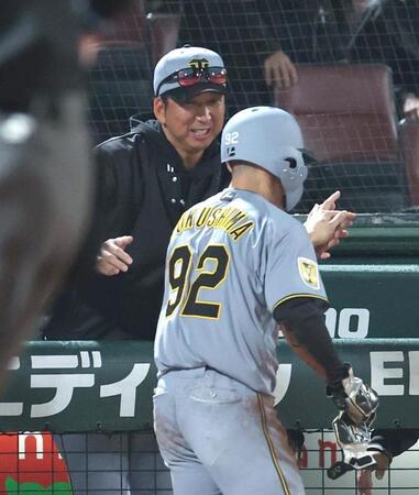 ９回、同点となる生還を果たした福島を迎える藤川監督（左）＝撮影・北村雅宏