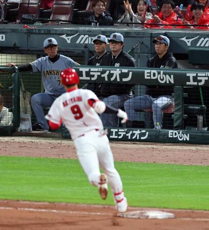 ７回、秋山にソロを打たれ、グラウンドを見つめる藤川監督（右）＝撮影・山口登