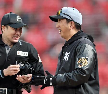 ６回、投手交代を告げる藤川監督（撮影・田中太一）