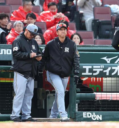 ６回の攻撃を終え、選手交代を告げる藤川監督（中央）＝撮影・北村雅宏