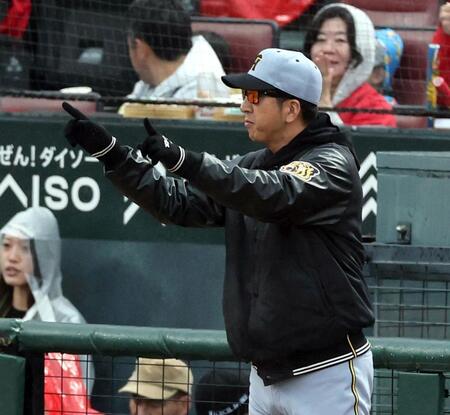 ３回、藤川監督は中村奨の判定にリプレイ検証のリクエストする（撮影・山口登）