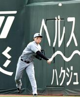 　１回、中村奨の打球を一塁へ送球し、アウトにする森下