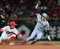 　５回、プロ初安打を放った福島は二塁へすべり込む。二塁手は菊池（撮影・田中太一）