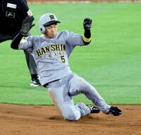 　９回、盗塁を決める近本（撮影・山口登）