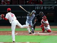 ９回、中前打を放つ近本（撮影・山口登）