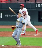 ４回、モンテロに勝ち越し犠飛を許す大竹（撮影・山口登）