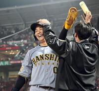 １０回、勝ち越し２ランを放った木浪は近本から手荒い祝福を受ける（撮影・田中太一）