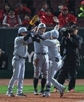 １０回、勝ち越し２ランを放った木浪を迎える佐藤輝（中央）＝撮影・山口登