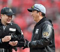 ６回、投手交代を告げる藤川監督（撮影・田中太一）