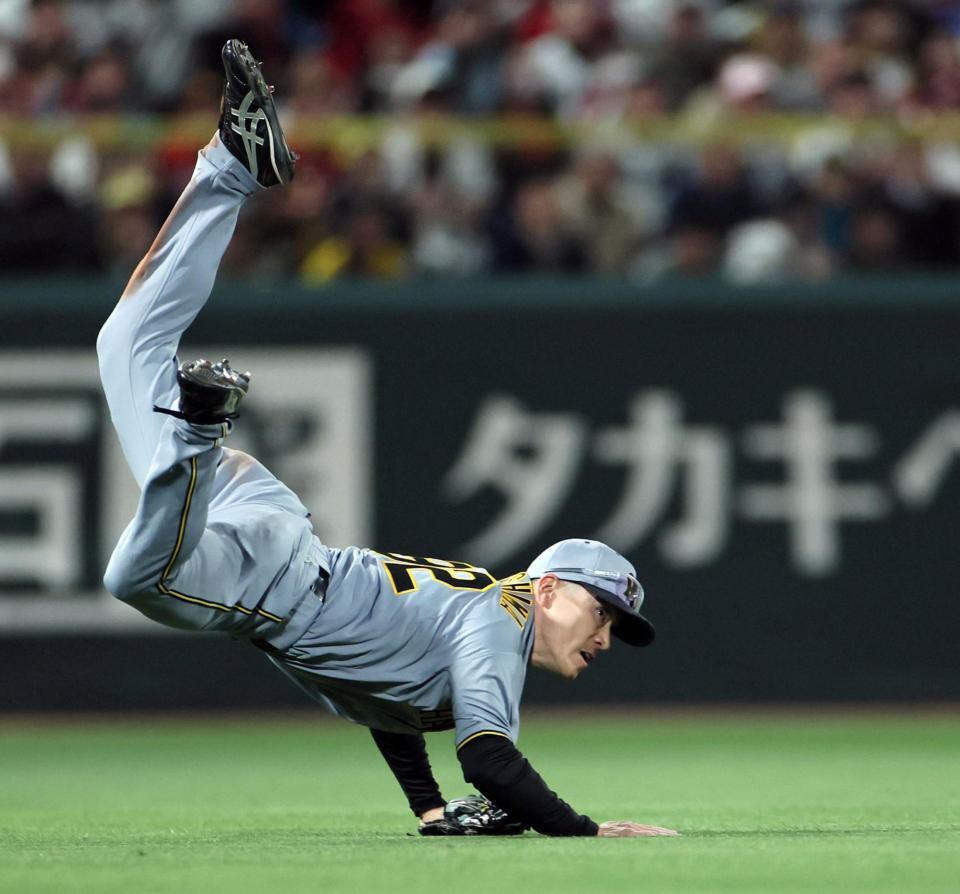 ６回、小園の打球を本塁へ送球する福島（撮影・田中太一）