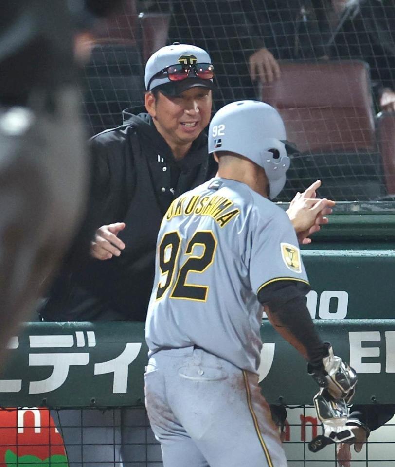 ９回、同点となる生還を果たした福島を迎える藤川監督（左）＝撮影・北村雅宏