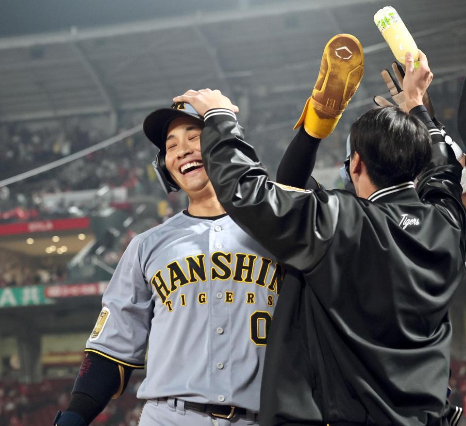 １０回、勝ち越し２ランを放った木浪は近本から手荒い祝福を受ける（撮影・田中太一）