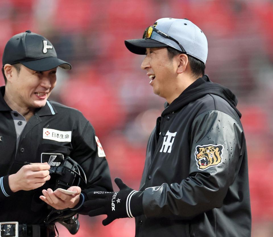 ６回、投手交代を告げる藤川監督（撮影・田中太一）