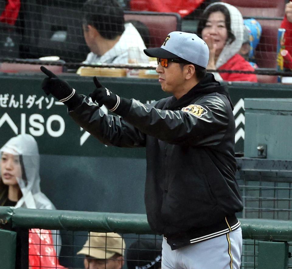 ３回、藤川監督は中村奨の判定にリプレイ検証のリクエストする（撮影・山口登）
