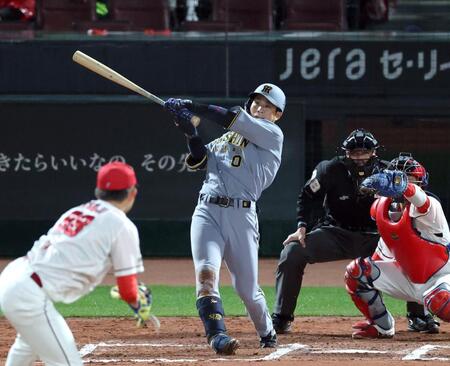 １０回、右越えに勝ち越し２ランを放つ木浪（投手・辻、捕手・石原）＝撮影・山口登