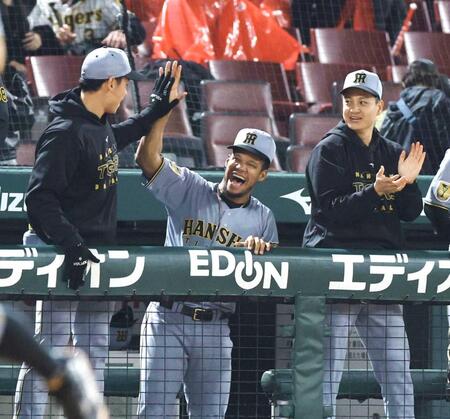 　１０回、木浪が勝ち越し２ランを放ち、ベンチで歓喜するモレッタ（中央）＝撮影・北村雅宏