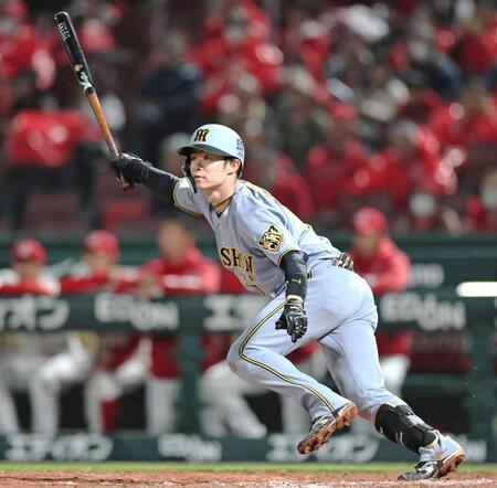 　９回、同点打を放つ中野（撮影・田中太一）