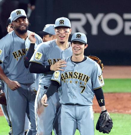 　広島に勝利し笑顔を見せる佐藤輝（中央）ら阪神ナイン（撮影・山口登）