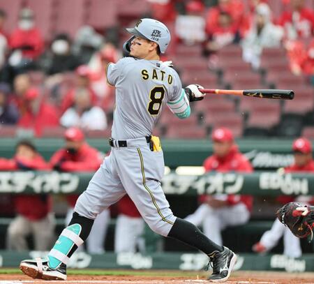 １回、適時打を放つ佐藤輝（撮影・田中太一）