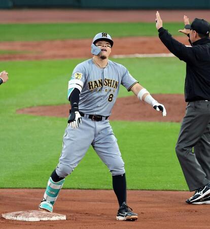 ６回、二塁打を放った佐藤輝は二塁ベース上で悔しそうな表情を見せる（撮影・山口登）