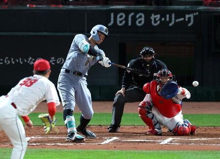 １０回、左前打を放つ佐藤輝（投手・辻、捕手・石原）＝撮影・山口登