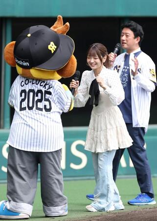 コラッキー（左）とグータッチする福留光帆（撮影・西田忠信）